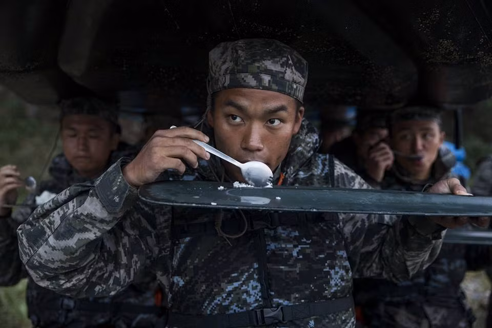 Trong thời gian huấn luyện, tân binh Thủy quân Lục chiến Hàn Quốc chỉ được ngủ khoảng 5 tiếng mỗi ngày cùng khẩu phần ăn ít ỏi, khiến họ gần như bị vắt kiệt sức. Nguồn ảnh: ROKMC.
