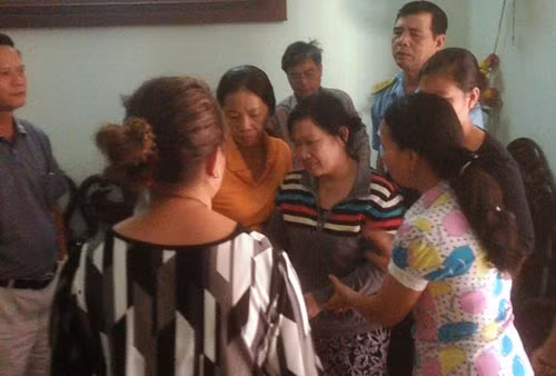 Vu truc thang UH-1 roi: Nhung nguoi vo khoc can nuoc mat-Hinh-2