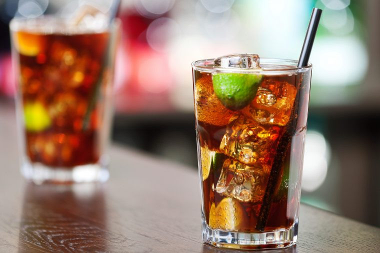 Uống quá nhiều đồ uống có cồn: Người uống rượu bia thường xuyên sẽ có nguy cơ bị tổn thương gan cao hơn, các bệnh ung thư, huyết áp cao, trầm cảm, bệnh tim, xương giòn và thậm chí mất trí nhớ. Ngay sau khi bạn cắt giảm hoặc bỏ uống, bạn sẽ có một hệ thống tim mạch, tiêu hóa và gan khỏe mạnh hơn. Giải pháp là bạn nên nhấm nháp chúng từ từ trong bữa ăn và đừng để bị say. Không uống quá nhiều để tránh bị nghiện và đến bệnh viện kiểm tra thường xuyên về mật độ xương, ung thư và tổn thương gan.