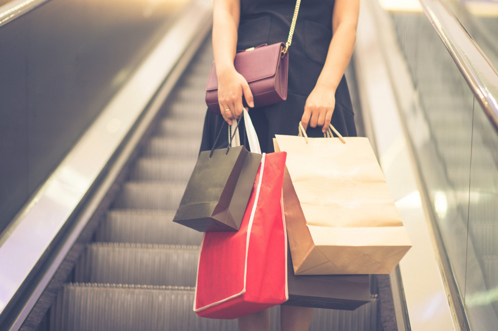 Lo lắng về tiền bạc có thể gây nên nhiều hậu quả nghiêm trọng về sức khỏe như cao huyết áp, trầm cảm, mất ngủ, đau đầu, rối loạn tiêu hóa, đau nhức, tăng hoặc giảm cân. Có rất nhiều cách khác nhau giúp bạn kiểm soát tài chính của mình. Bạn nên tự học về các quy tắc và phương pháp cơ bản của tài chính cá nhân như thẻ tín dụng, thế chấp, ngân sách và đầu tư... Tạo và giữ ngân sách, theo dõi cẩn thận số tiền sẽ kiếm được mỗi tháng và số tiền bạn chi tiêu cho các nhu yếu phẩm…