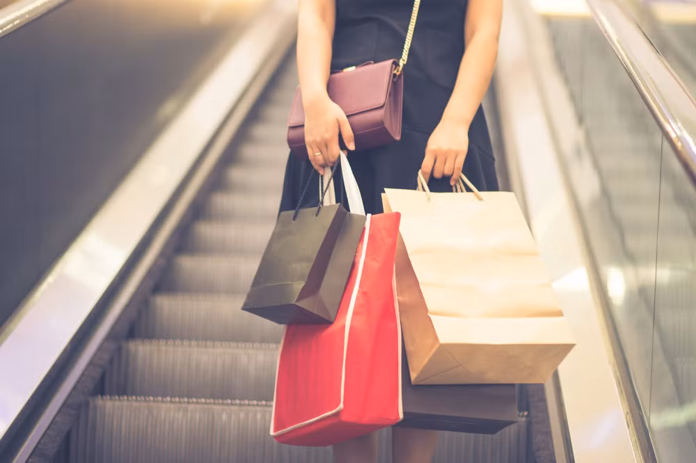 Lo lắng về tiền bạc có thể gây nên nhiều hậu quả nghiêm trọng về sức khỏe như cao huyết áp, trầm cảm, mất ngủ, đau đầu, rối loạn tiêu hóa, đau nhức, tăng hoặc giảm cân. Có rất nhiều cách khác nhau giúp bạn kiểm soát tài chính của mình. Bạn nên tự học về các quy tắc và phương pháp cơ bản của tài chính cá nhân như thẻ tín dụng, thế chấp, ngân sách và đầu tư... Tạo và giữ ngân sách, theo dõi cẩn thận số tiền sẽ kiếm được mỗi tháng và số tiền bạn chi tiêu cho các nhu yếu phẩm…