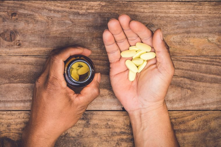 Lạm dụng thuốc giảm đau và thuốc an thần: Sử dụng các loại thuốc như ibuprofen hoặc aspirin cho viêm khớp hoặc đau cơ theo thời gian có thể làm tăng nguy cơ loét, chảy máu đường tiêu hóa, huyết áp cao và đau tim. Sử dụng quá liều các loại thuốc giảm đau hay thuốc ngủ sẽ dẫn đến mất trí nhớ, buồn ngủ quá mức, cảm thấy lờ đờ và thường xuyên ngã. Hiện nay đã có nhiều phương pháp mới có thể làm giảm đau cơ, khớp và đau đầu với ít thuốc và ít tác dụng phụ hơn. Đối với đau đầu thường xuyên, bạn nên đi khám bác sĩ, chứng đau nửa đầu có thể được chữa nhanh chóng với thuốc phù hợp.