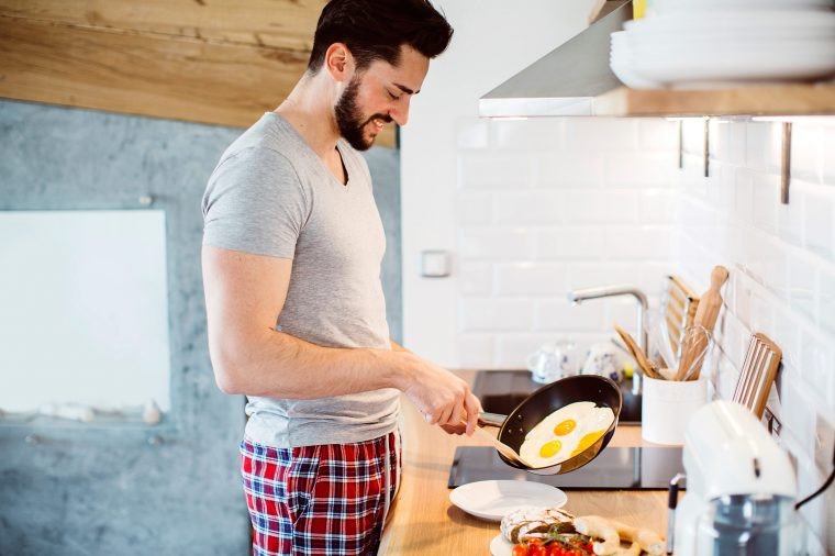 Bỏ bữa sáng có thể gây ra hậu quả nghiêm trọng đến cân nặng, mức năng lượng và thậm chí là lượng đường trong máu của bạn. Nếu bạn không có đủ thời gian để ăn sáng, hãy chuẩn bị bữa sáng hoặc một thanh năng lượng hay một cốc sữa chua ít béo vào đêm hôm trước. Chúng có lượng chất dinh dưỡng và calo hoàn hảo để bắt đầu ngày mới của bạn.