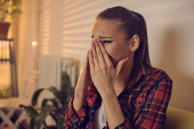 Tức giận, lo lắng hoặc căng thẳng thường xuyên: Một lối sống không vui vẻ sẽ giải phóng các hoocmon căng thẳng làm tăng huyết áp và lượng đường trong máu, khả năng miễn dịch thấp hơn, tiêu hóa chậm và khiến bạn cảm thấy chán nản. Khi bạn gặp một tình huống căng thẳng, hãy thở sâu và cố gắng giữ bình tĩnh. Trong thời gian rảnh rỗi, hãy thư giãn, làm điều mình thích và đắm mình hoàn toàn vào đó. Giống như việc giảm căng thẳng có thể giúp bạn khỏe mạnh hơn, sống một lối sống lành mạnh hơn có thể làm giảm mức độ căng thẳng của bạn.