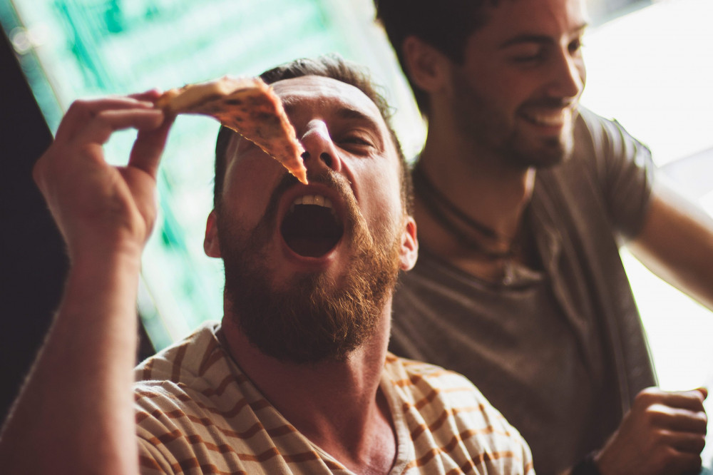 Đồ ăn nhanh không phải là giải pháp tốt cho sức khỏe hàng ngày Hãy bắt đầu bằng cách cắt giảm một chút mỗi tuần như thay thế nước ngọt có ga bằng nước lọc hoặc khoai tây chiên bằng salad. Tự chuẩn bị bữa ăn lành mạnh tại nhà sẽ giúp bạn tiết kiệm tiền. Ngoài ra, ta nên áp dụng các mẹo ăn uống lành mạnh mà các chuyên gia dinh dưỡng sử dụng.