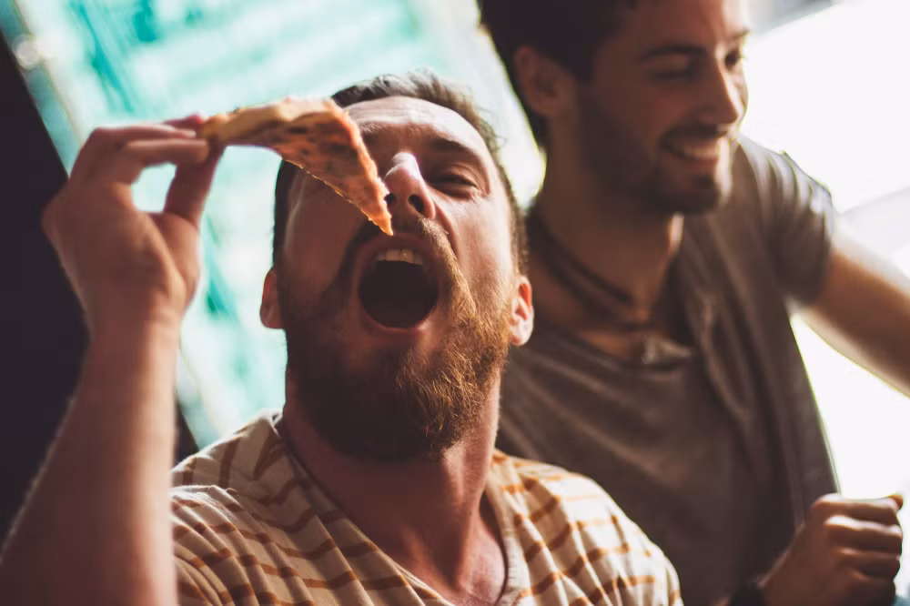 Đồ ăn nhanh không phải là giải pháp tốt cho sức khỏe hàng ngày Hãy bắt đầu bằng cách cắt giảm một chút mỗi tuần như thay thế nước ngọt có ga bằng nước lọc hoặc khoai tây chiên bằng salad. Tự chuẩn bị bữa ăn lành mạnh tại nhà sẽ giúp bạn tiết kiệm tiền. Ngoài ra, ta nên áp dụng các mẹo ăn uống lành mạnh mà các chuyên gia dinh dưỡng sử dụng.