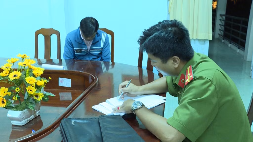 Ca gan mao danh canh sat de di...tan gai