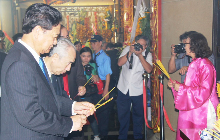 Nguyên Thủ tướng Nguyễn Tấn Dũng dâng hương Tưởng niệm tại Đền Hùng ở TP HCM.