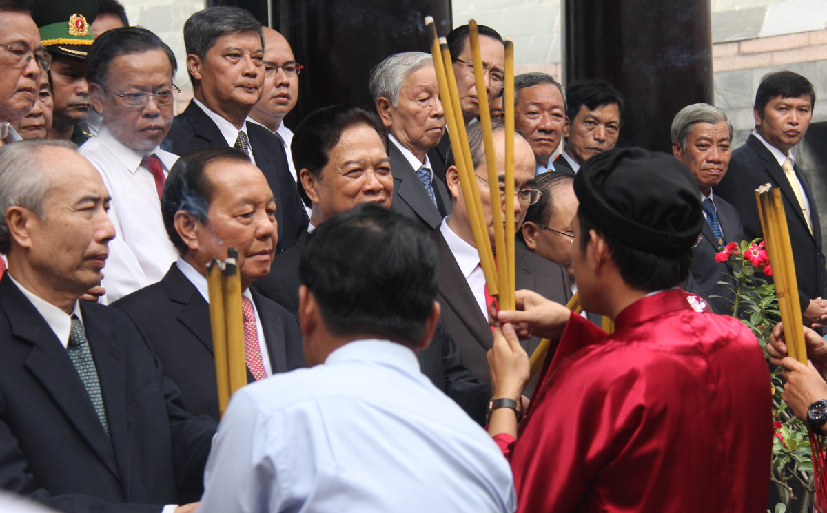 Các vị đại biểu dâng hương Tưởng niệm các Vua Hùng tại TP HCM.