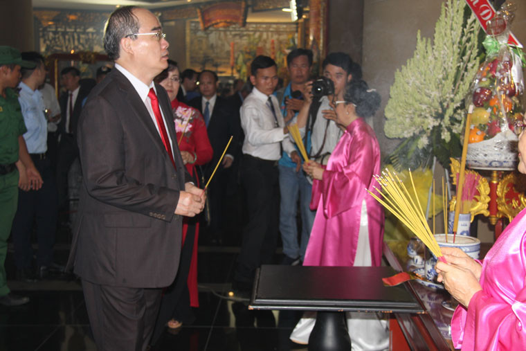 Bí thư Thành ủy TP HCM Nguyễn Thiện Nhân dâng hương Tưởng niệm các Vua Hùng tại quận 9, TP HCM.