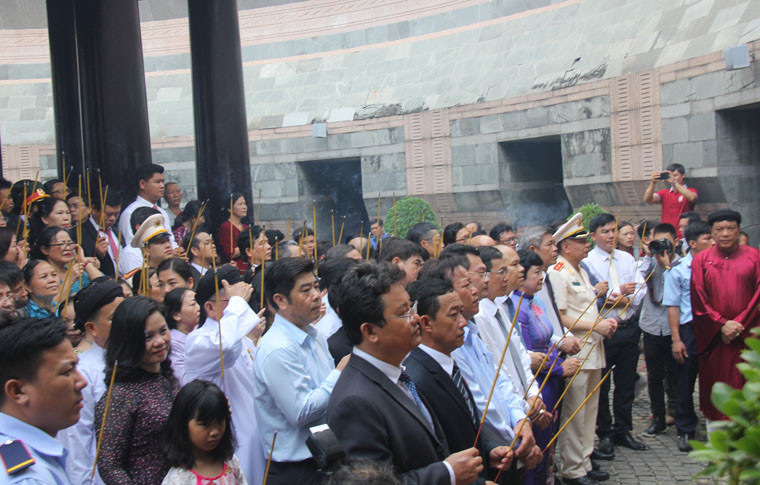 Lãnh đạo các sở ngành và đông đảo người dân tham dự lễ dâng hương tại Đền Tưởng niệm các Vua Hùng. 