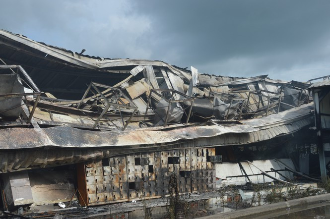 Khung thép bị lửa uốn cong. Như đã đưa tin, lúc 10 giờ 45 phút sáng nay, vụ cháy lớn xảy ra tại Công ty cổ phần May Nhà Bè - Sóc Trăng (NBS). Ngay sau khi nhận tin báo cháy, Phòng Cảnh sát PCCC Công an Sóc Trăng đã huy động khoảng 100 cán bộ chiến sỹ cùng 9 xe chữa cháy tới hiện trường dập lửa. 