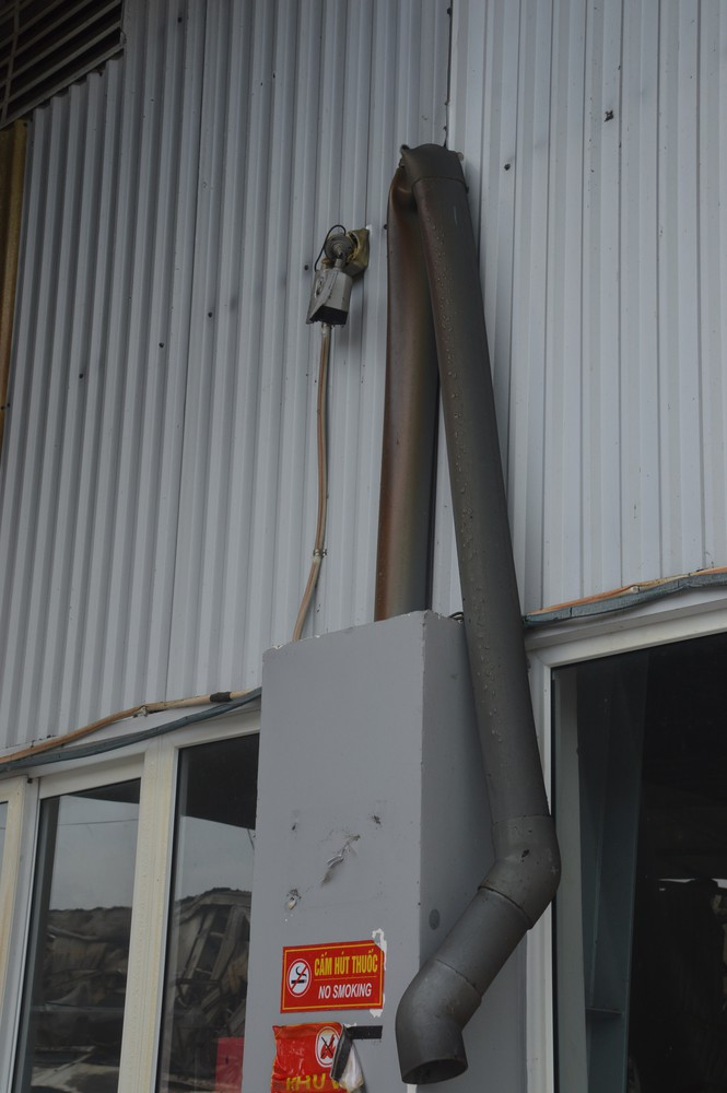 Ống nước và Camera ở một khu nhà cách nhà xưởng cháy khoảng vài chục mét bị hơi nóng bẻ gãy. Khung cảnh của khu nhà xưởng rộng 10.000m2 trở nên tan hoang sau vụ cháy lớn, thiệt hại ước tính lên đến nhiều tỉ đồng.