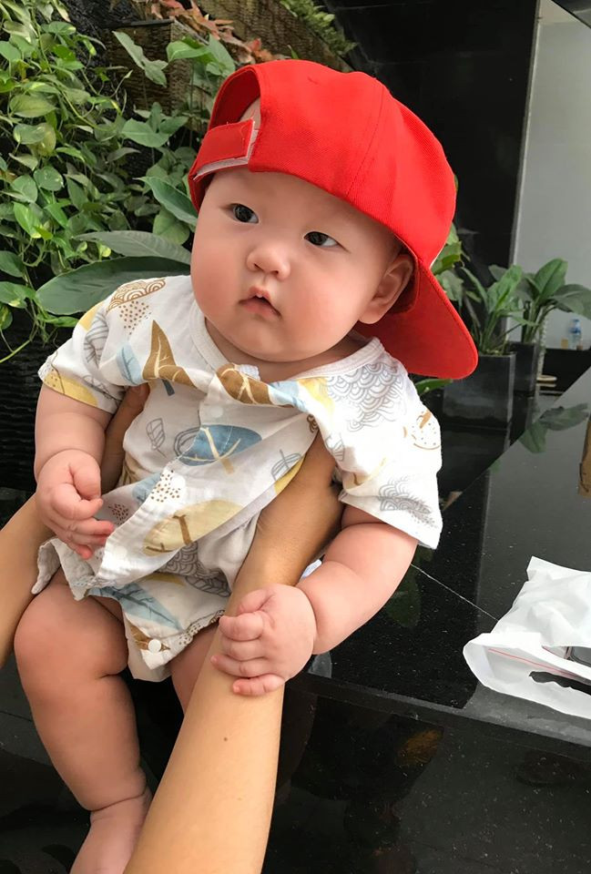 Mỗi ngày, cậu bé đều xuất hiện và đều đổi gương mặt theo 50 sắc thái khác nhau. Trà My cũng thừa nhận, ảnh nào có nhóc tỳ thì lượt tương tác cao hơn hẳn. Trong bức ảnh này, cu cậu đang đi hóng hớt chuyện hàng xóm và tỏ ra rất chăm chú lắng nghe. "Ngày nào cũng đi hóng hớt xong về mới yên, cái nết giống mẹ thế chứ", Trà My hài hước cho biết con trai giống mẹ về khoản nhiều chuyện.