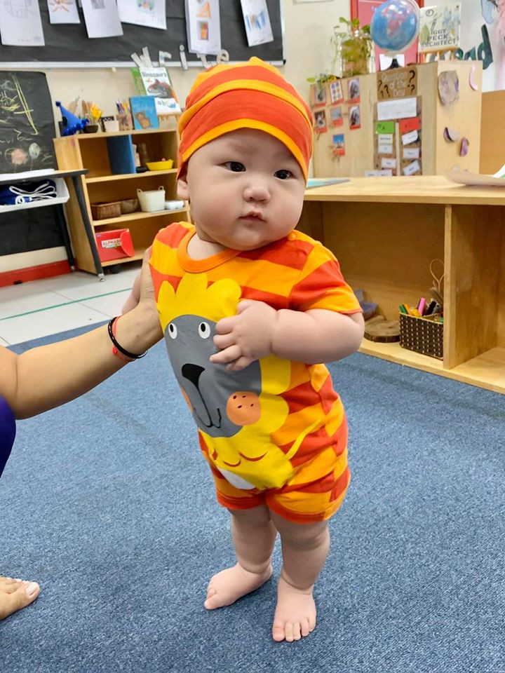 Không chỉ Tăng Thanh Hà mà nhiều người trong giới cũng trầm trồ trước độ "mát tay" nuôi con của nữ ca sĩ tóc tém. "Yêu quá trời ơi, em ơi", "Không thể chịu nổi"; "Cưng xỉu"..., lần lượt Hoàng Thùy Linh, Lê Thúy, hot girl Mi Vân, rồi Trà Ngọc Hằng... đều phải trầm trồ trước độ đáng yêu của nhóc tỳ 6 tháng tuổi.