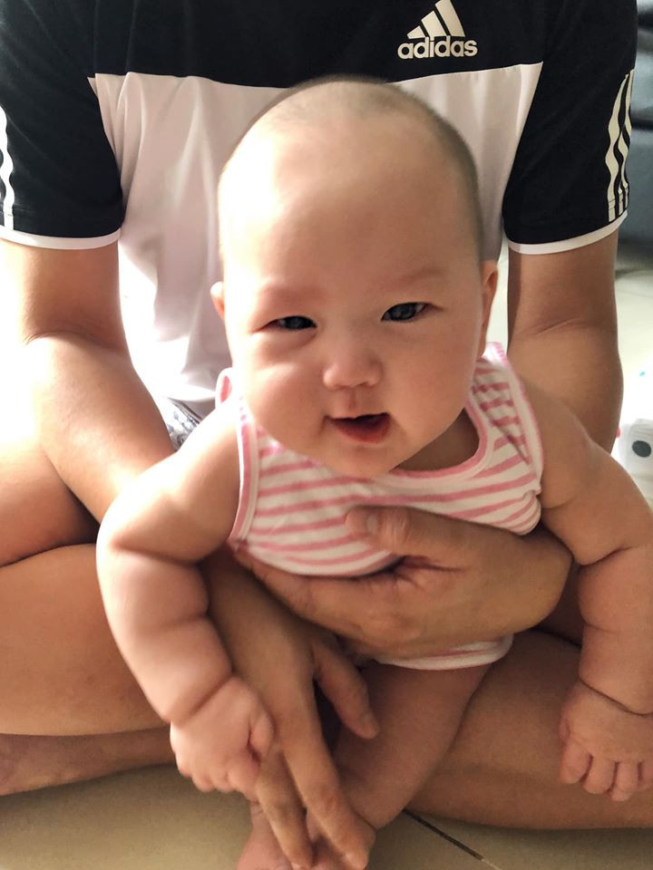 Cậu bé rất hay cười nên được đánh giá là cây hài trong tương lai. Dù trong khoảnh khắc nào, nhóc tỳ cũng đốn tim dân mạng bởi nụ cười ngọt ngào đến tan chảy của mình.