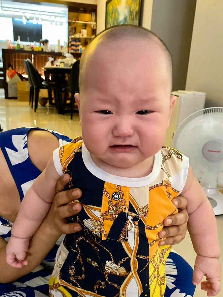 ... Hay khi không hài lòng chuyện gì đó, cậu cũng khóc rồi tỏ vẻ mặt đến đáng thương.