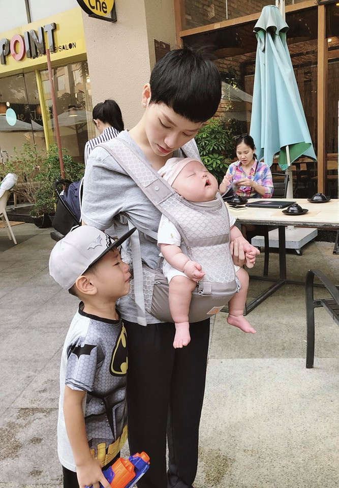 Cậu bé cũng tỏ ra rất thương mẹ, khi ngoan ngoãn ngủ yên để mẹ dỗ dành anh cả. Hình ảnh "tay xách nách mang", vừa bế con nhỏ vừa dỗ dành con lớn của Trà My Idol nhận được nhiều lượt chia sẻ trên mạng. Đa số đều tỏ ra bất ngờ với hình ảnh chuẩn "mẹ bỉm sữa" của nữ ca sĩ cá tính năm nào.