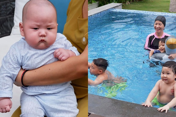 Thế nhưng không phải lúc nào cũng cười dễ dãi đâu nhé, cậu cũng tỏ thái độ khi không được tắm chung với anh cả. Theo tiết lộ của Trà My, lúc này cậu bé đang "khá cáu" vì anh trai được bơi, còn mình chỉ biết đứng nhìn.