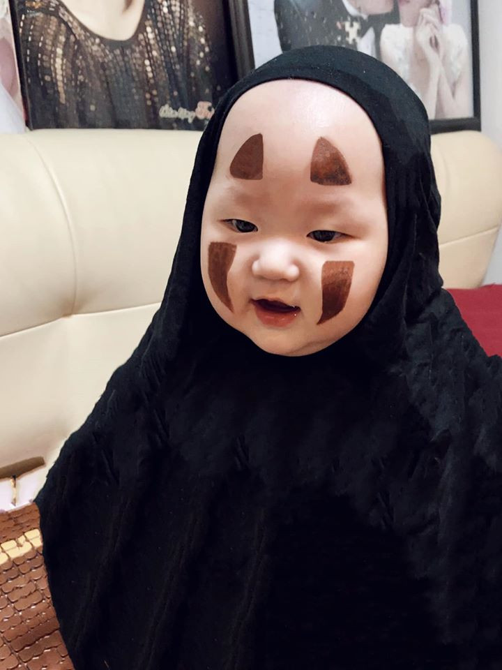 Hai bức hình đáng yêu này ngay lập tức nhận được nhiều "like" từ phía cộng đồng mạng, đặc biệt là hội mẹ bỉm sữa. Thậm chí, Tăng Thanh Hà cũng đứng ngồi không yên trước khoảnh khắc của quý tử thứ hai nhà Trà My Idol. "Ôi đáng yêu quá đi", Tăng Thanh Hà cảm thán.