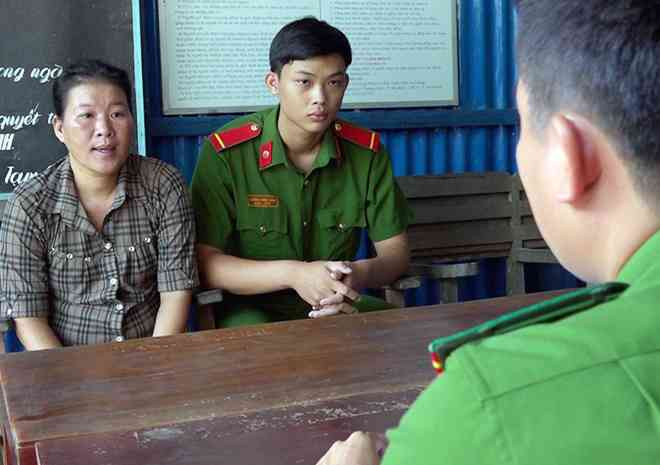 Qua choang “tu ba” trom be 2 tuoi doi iPhone 11