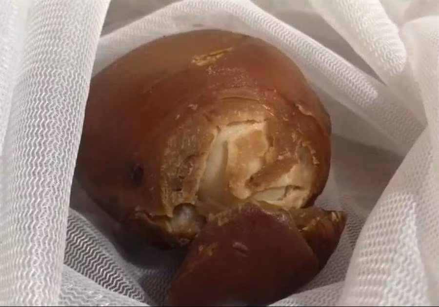 Giết con gà không đẻ nhiều năm, chủ "vớ bẫm" kho báu trong bụng - Hình 2 Giet con ga khong de nhieu nam, chu