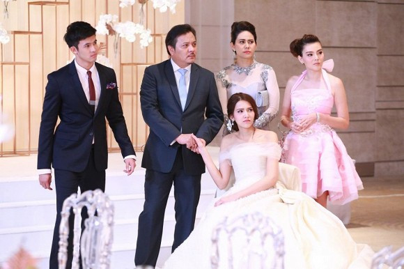 Khinh thong gia ngheo, ruoc dau me chong chi muon chui xuong dat cho do nhuc