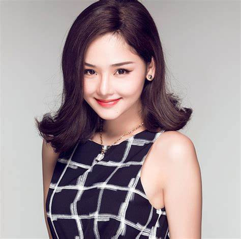 Mới đây, trong một bài phỏng vấn, ca sĩ Miu Lê đã tiết lộ, trong khoảng 3 năm tới cô sẽ mua nhà 50 tỷ. "Tôi sẽ mua một cái nhà to hơn căn hộ hiện tai. Tôi đặt mục tiêu là sẽ mua một căn penthouse với giá hơn 50 tỷ. Chắc khoảng hơn 3 năm làm việc chăm chỉ, không dùng tiền cho những việc linh tinh, tôi sẽ mua được", theo Zing.vn Chia sẻ này khiến công chúng bất ngờ về mức thu nhập khủng khiếp của Miu Lê. Từ đó, một số khán giả bắt đầu tò mò về cát-xê của các nghệ sĩ trong showbiz. Nhiều người còn cho rằng, Miu Lê đã phần nào tiết lộ mức cát-xê rất cao của các nghệ sĩ nổi tiếng. Vì nếu cô đủ khả năng mua nhà 50 tỷ trong 3 năm thì nhiều nghệ sĩ khác cũng làm được điều này.