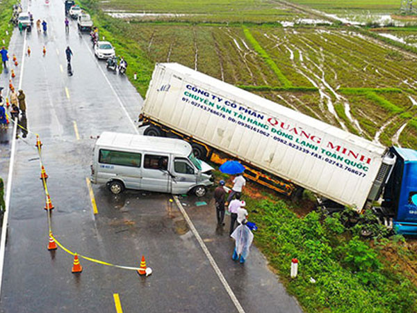 Danh sach nan nhan thuong vong vu oto cho su thay tong xe container o Quang Ngai