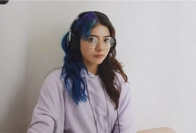 Thường ngày, nữ cung thủ ưa chuộng phong cách thời trang đơn giản, khỏe khoắn đúng lứa tuổi. Cô thường xuyên thay đổi màu tóc, đặc biệt thích nhuộm kiểu hai màu nổi bật. Nhờ vẻ ngoài sáng, Giraldo sở hữu lượng người hâm mộ không chỉ ở Colombia mà còn được nhiều dân mạng Hàn Quốc, Tây Ban Nha yêu mến.