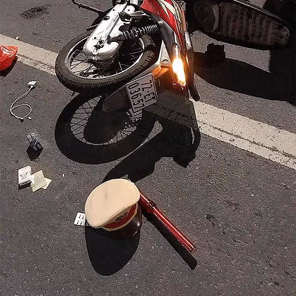 Thieu ta CSGT bi xe may tong trung khi kiem tra to to chay qua toc do