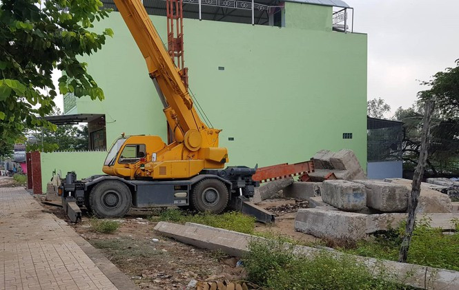 Dut gian giao luc thi cong nha, mot nguoi bi be tong de tu vong