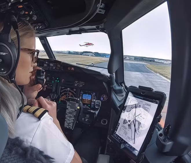 "Bạn có thể phải nói lời tạm biệt với các mối quan hệ xã hội của mình trong 1-2 năm. Tuy nhiên, tôi đảm bảo rằng nó hoàn toàn xứng đáng khi bạn được tự do bay lượn khắp nơi", Fagerström chia sẻ.