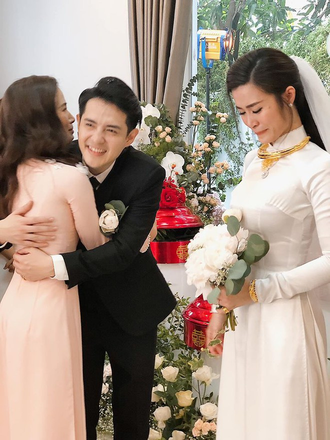 Chị gái Đông Nhi tên là Mai Ngân, đã lập gia đình, hiện là giám đốc tài chính của một công ty. Tại lễ vu quy của em gái, khi lên phát biểu và dặn dò, cô xúc động bật khóc. Giọng ca Vì ai vì anh cũng không giấu được những giọt nước mắt hạnh phúc. Theo chia sẻ từ một người thân với gia đình, bình thường chị Ngân tỏ ra nghiêm khắc với em gái.