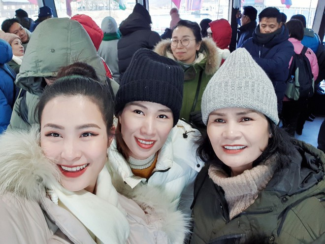 Trên trang cá nhân, ca sĩ Đông Nhi không chia sẻ nhiều những hình ảnh gia đình. Hôm 8/3, cô đăng khoảnh khắc rạng rỡ bên mẹ và chị gái kèm dòng tâm sự: "Hai người phụ nữ quan trọng nhất đời Ngọc".