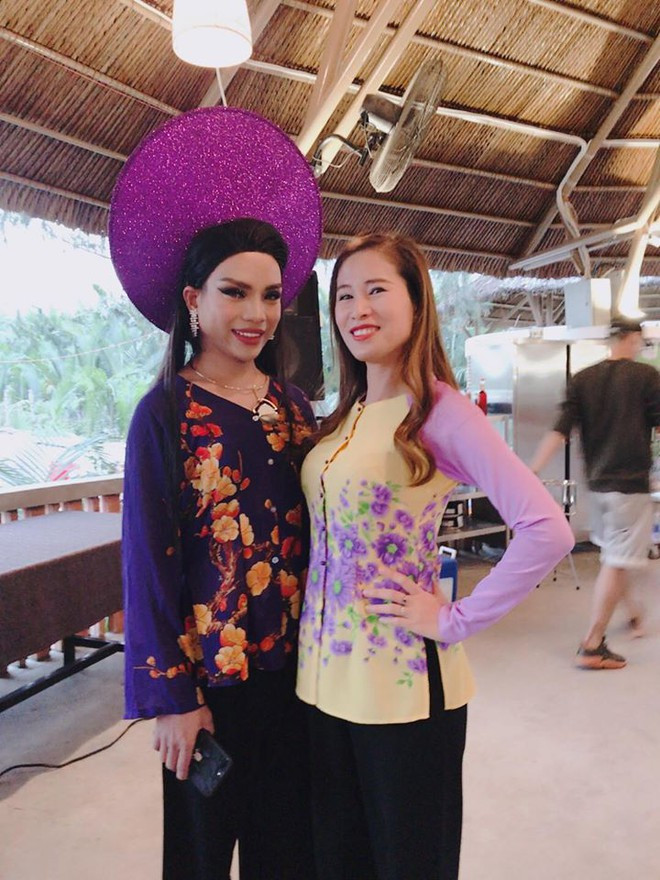 Ngoài bạn trai Ông Cao Thắng, gia đình là điểm tựa cho sự thành công của nữ ca sĩ. Đông Nhi từng chia sẻ cha mẹ cô vô cùng nghiêm khắc, luôn lo sợ showbiz phức tạp sẽ làm hỏng con gái. Cô thường tham khảo ý kiến của phụ huynh trước mỗi quyết định quan trọng.