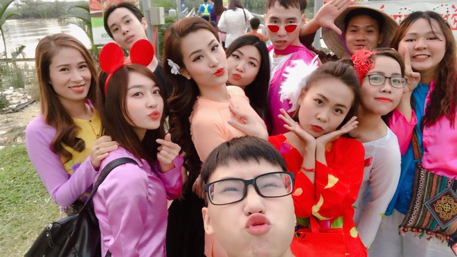 Không hoạt động nghệ thuật, song chị của Đông Nhi (ngoài cùng bên trái) vẫn đồng hành cùng em gái và Ông Cao Thắng trong những sự kiện quan trọng của công ty giải trí.