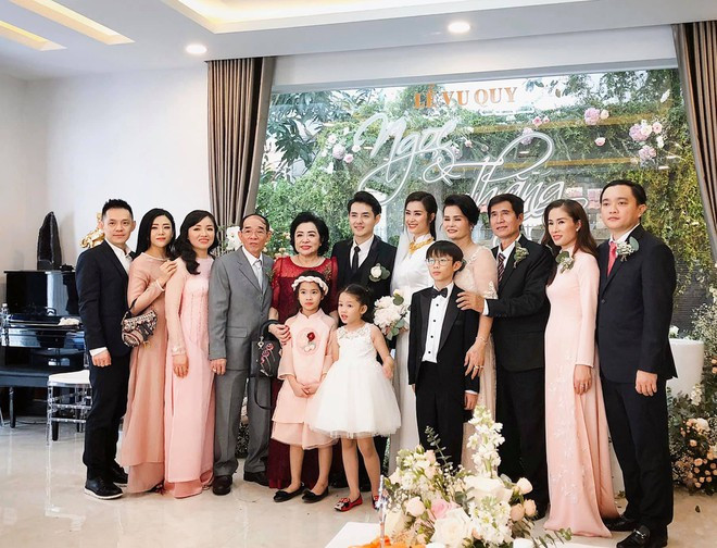 Hôm 8/11, lễ ăn hỏi của Đông Nhi - Ông Cao Thắng được tổ chức tại nhà riêng ở TP.HCM. Cặp uyên ương nhận được sự chúc phúc của gia đình, bạn bè, đồng nghiệp và đông đảo người hâm mộ. Trên trang cá nhân, cô dâu Đông Nhi đăng bức ảnh đại gia đình cùng dòng chú thích "We are family". Nhiều người nhận xét chị gái ruột của nữ ca sĩ có gương mặt và vóc dáng khá giống cô.