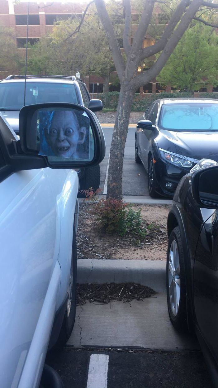Ai đó nghịch ngợm đã dán hình ảnh của nhân vật yêu tinh lên trên kính chiếu hậu, khiến chủ nhân chiếc xe hoảng hồn.