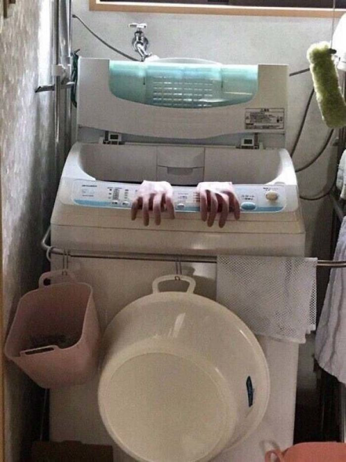 Người vợ để phơi găng tay trên thành máy giặt, tạo thành cảnh tượng kinh dị khiến người chồng nhìn thấy suýt chút nữa đã hét lên vì sợ hãi.