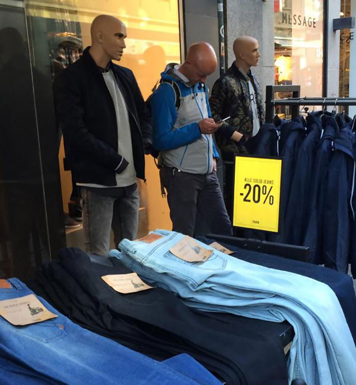 Khi người đàn ông này di chuyển, nhiều người đã hét lên sợ hãi.