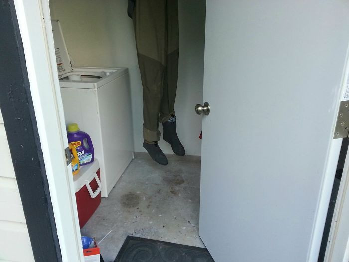 Phơi đồ theo phong cách kinh dị. Bức ảnh khiến nhiều người không khỏi choáng váng.