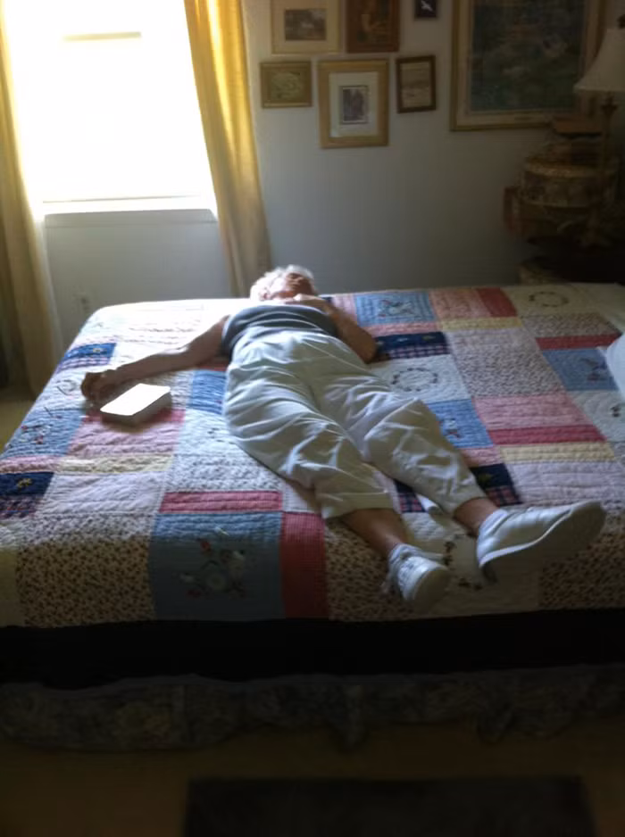 Dáng ngủ không ngay ngắn của bà lão khiến con cháu hết hồn.