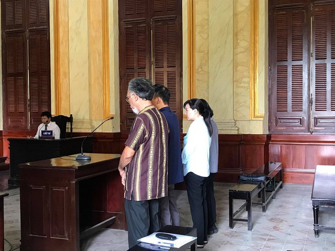 Sep om hon 60 ty tron sang nuoc ngoai, cap duoi lanh an