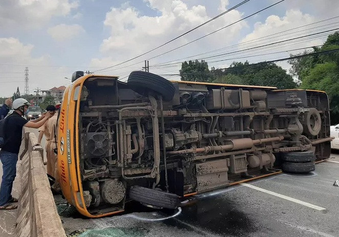 Chiec xe den dui, gap nan 2 lan tren quoc lo-Hinh-2