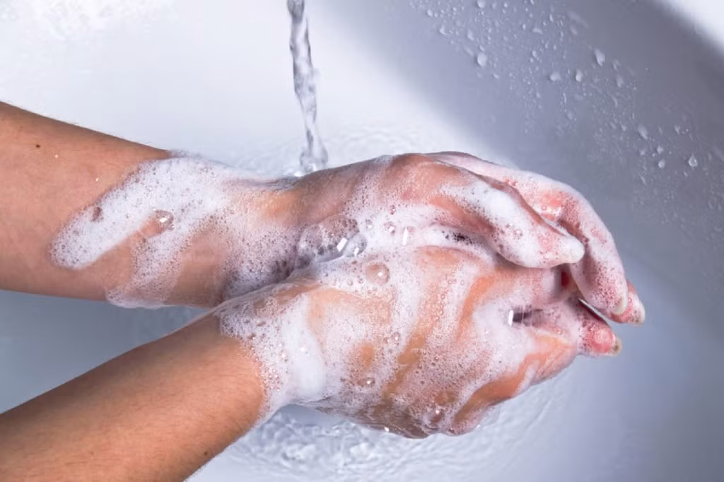 Rửa tay: Đây là cách hiệu quả nhất để ngăn ngừa bệnh tật. Trung tâm Kiểm soát và Phòng ngừa dịch bệnh Mỹ khuyến nghị sử dụng nước ấm và xà phòng rửa tay trong 20 giây. Trong trường hợp không có xà phòng và nước, nước rửa tay diệt khuẩn có thể thay thế. Ảnh: Shutterstock.