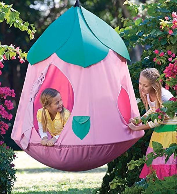 Lều treo cho bé có tên Cozy Posy HugglePod Hang Out: Với chiếc lều xinh xắn này, bé có thể chơi cùng các bạn ngoài trời được rất lâu mà không chán. Ảnh: List25.