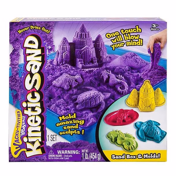 Món đồ chơi cát có tên Kinetic Sand: Đây là món đồ chơi cát tạo hình không dính tay cung cấp niềm vui bất tận cho những đứa trẻ muốn xây lâu đài cát và những thế giới tưởng tượng khác. Ảnh: List25.