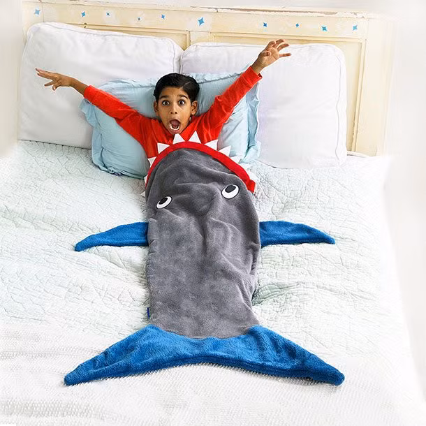 Chăn mô phỏng cá mập: Chắc chắn rằng những đứa trẻ ở mọi lứa tuổi muốn ôm nhau trong một cái chăn ấm áp giống như con cá mập đang nuốt chửng chúng. Ảnh: List25.