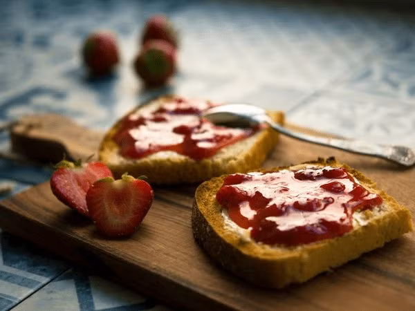 5. Bánh mì trắng và mứt: Cố gắng thay thế món này bằng các món ăn sáng lành mạnh khác để duy trì sức khỏe. Ảnh: Boldsky.